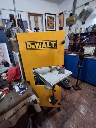 Sierra de cinta Dewalt con base