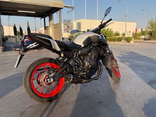 Yamaha MT-07 Naked Naranja y Plata