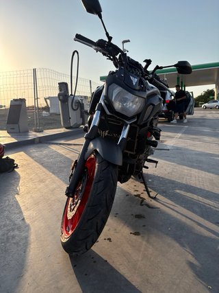 Yamaha MT-07 Naked Naranja y Plata