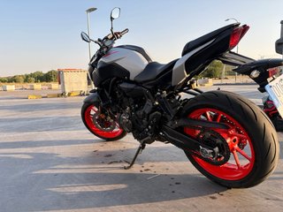 Yamaha MT-07 Naked Naranja y Plata