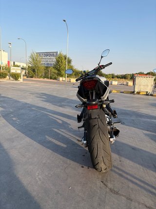 Yamaha MT-07 Naked Naranja y Plata