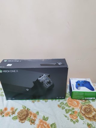 Xbox One X 1TB + 3 Mando + 22 Juegos