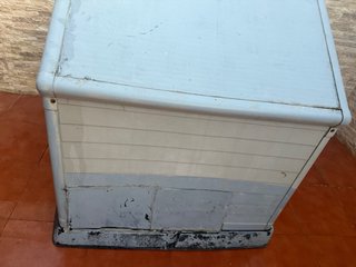 Caseta para perro color beige y negro
