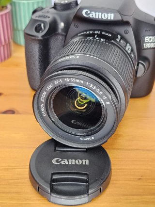Cámara réflex Canon EOS 1300D con objetivo 18-55mm