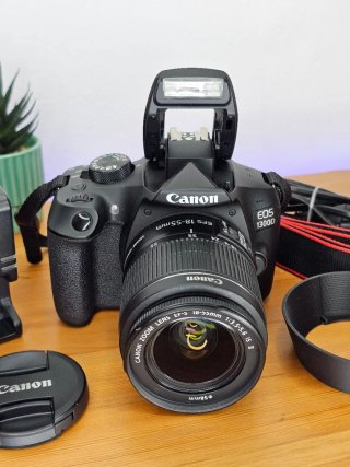 Cámara réflex Canon EOS 1300D con objetivo 18-55mm