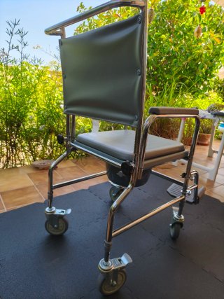 Se vende silla de ruedas y orinal