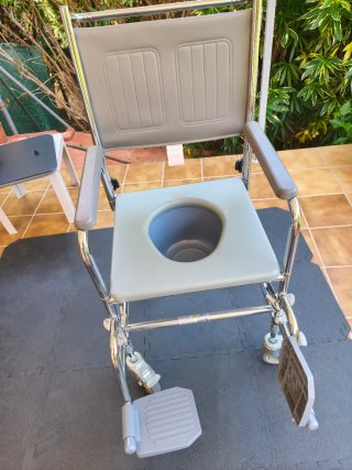 Se vende silla de ruedas y orinal