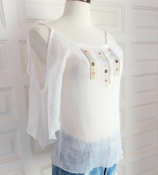 Blusa bordada Hombros descubiertos. Vintage