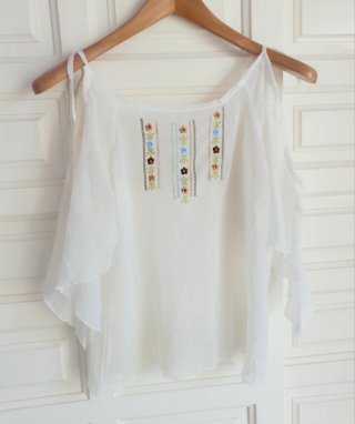 Blusa bordada Hombros descubiertos. Vintage