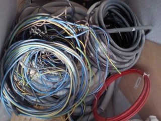 Tubo corrugado y resto de material obra