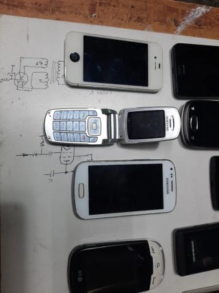 12 Móviles antiguos ,1 Blackberry y 1 cámara Sony