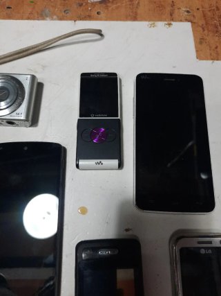 12 Móviles antiguos ,1 Blackberry y 1 cámara Sony