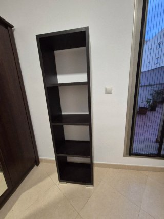 Estantería de madera y metal