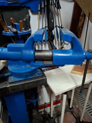 Tornillo de mesa azul