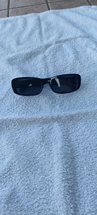 Occhiali da sole Miu Miu neri logo dorato