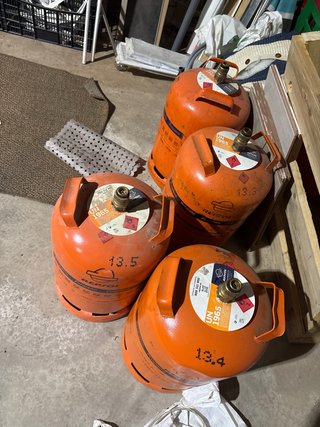 Andamio profesional en buen estado. Y garrafas 40€