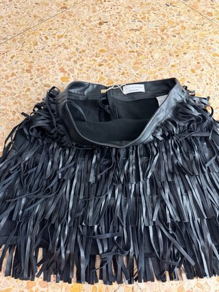 Falda negra de flecos