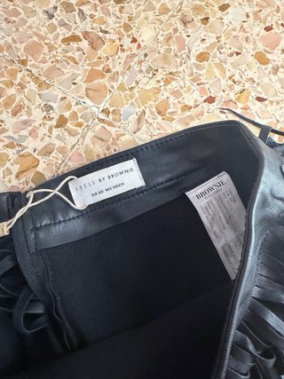 Falda negra de flecos