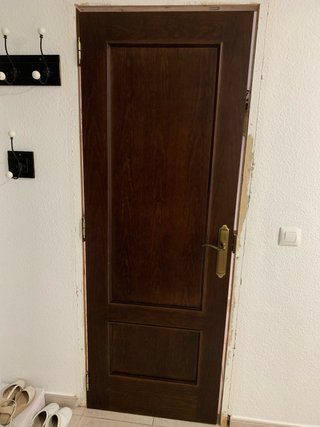 Puerta madera lacada oscura