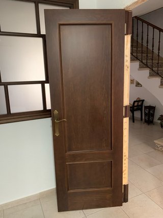 Puerta madera lacada oscura