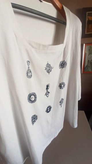 Blusa blanca con adornos