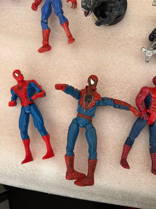 lote 19 de spiderman miden 16 cm , 13 cm, se vend