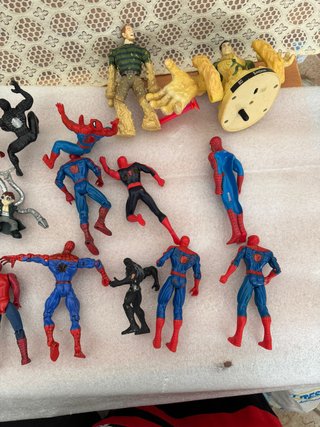 lote 19 de spiderman miden 16 cm , 13 cm, se vend