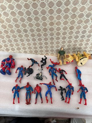 lote 19 de spiderman miden 16 cm , 13 cm, se vend