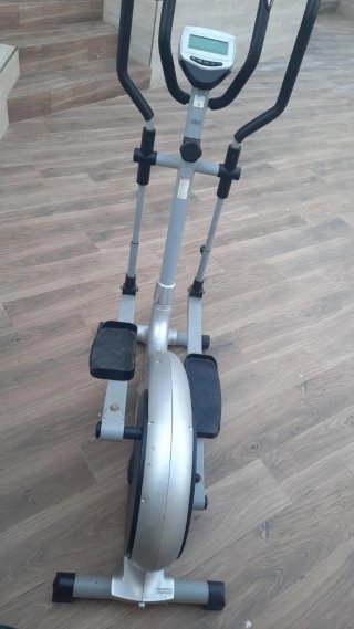 Eliptica Domyos VE 630 in grigio e nero con schermo digitale