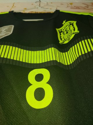 Camiseta niño negra con detalles neón