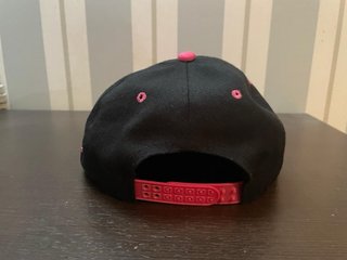 Gorra Vans Plana Negra y Rosa