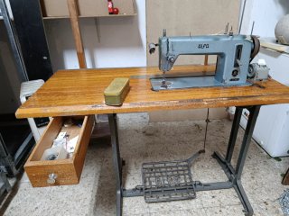 Máquina de coser antigua de mesa