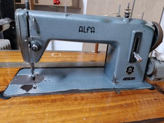 Máquina de coser antigua de mesa