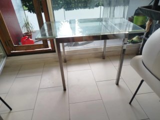 Mesa extensible de acero inoxidable y vidrio