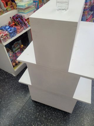 Mostrador blanco para tienda