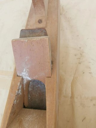 Cepillo de carpintero antiguo de madera