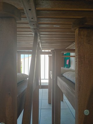 Mesa y 4 sillas madera con cojines GRATUITOS