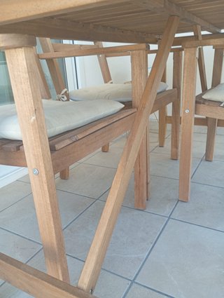 Mesa y 4 sillas madera con cojines GRATUITOS