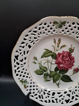 Plato de porcelana calada con rosas