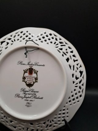 Plato de porcelana calada con rosas