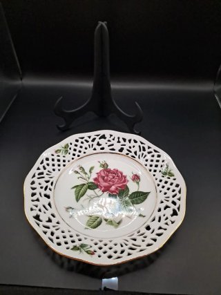 Plato de porcelana calada con rosas