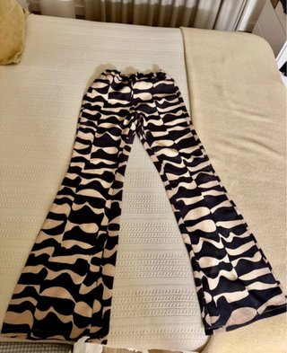 Pantalón campana estampado beige y negro
