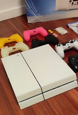 Consola PS4 + Accesorios