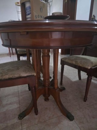 Mesa de comedor y 4 sillas