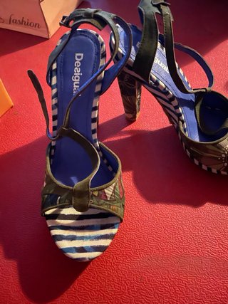 Zapatos de tacón Desigual multicolor