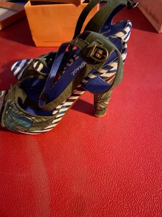 Zapatos de tacón Desigual multicolor
