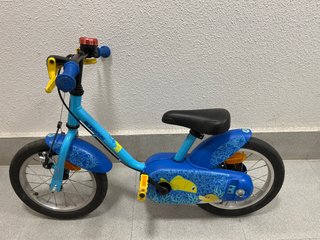 Bicicleta infantil azul con diseño de peces