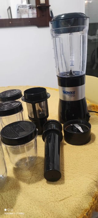 Batidora Wonder con vasos y accesorios