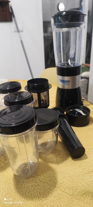 Batidora Wonder con vasos y accesorios