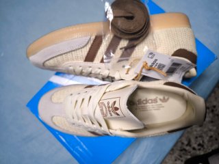 Zapatillas Adidas Blancas y Marrones